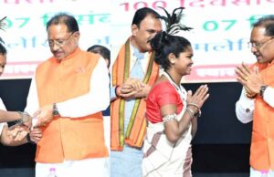 बस्तर के तोकापाल की रहने वाली बबीता नाग ने मुख्यमंत्री को बांधा निरामय सूत्र
