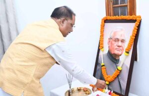 मुख्यमंत्री विष्णुदेव साय ने पूर्व प्रधानमंत्री भारत रत्न श्री अटल बिहारी वाजपेयी के जन्मदिन पर उन्हें किया नमन