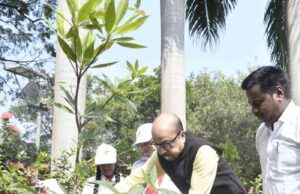 एक पेड़ मां के नाम पर राज्यपाल डेका ने रूद्राक्ष पौधा रोपण किया