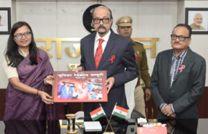 राज्यपाल डेका को जूनियर रेडक्रॉस जम्बूरी का एलबम भेंट किया