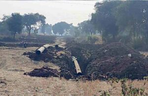 गेल इंडिया कंपनी खेतों में बिछा रही पाइपलाइन, किसान उचित मुआवजा नहीं देने का लगा रहे आरोप