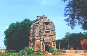 घाघरा मंदिर अपने रहस्यमयी निर्माण और अनोखी स्थापत्य कला के लिए प्रसिद्ध