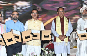श्रीरविशंकर द्वारा नक्सल विचारधारा से प्रभावित युवाओं से विकास की मुख्यधारा में शामिल होने का आव्हान