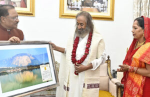 CM साय से मुख्यमंत्री निवास में आध्यात्मिक गुरु एवं द आर्ट ऑफ लिविंग के संस्थापक रविशंकर ने सौजन्य मुलाकात की