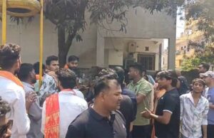 धर्मांतरण को लेकर बजरंग दल ने प्रदर्शन कर गाड़ियों में की तोड़फोड़, इलाके में भारी पुलिस बल तैनात