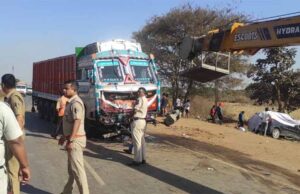 रायपुर में भीषण सड़क हादसा, ट्रक से टकराई तेज रफ्तार XUV, 5 लोगों की मौत