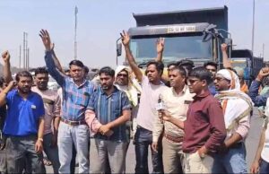 कुसमुंडा खदान में मजदूर की मौत, परिजनों ने मजदूरों के साथ किया प्रदर्शन