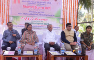 मंत्री सोमन्ना ने शिल्प नगरी में शिल्पकारों से की भेंट, बेलमेटल बनाने की प्रक्रिया को देखा