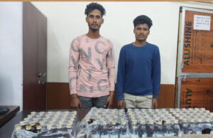 थाना टिकरापारा नया बस स्टैण्ड के पास प्रतिबंधित नशीली सीरप के साथ पकड़ा गया आरोपियों को रंगे हाथ