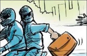 बदमाशों ने कार को टक्कर मार पेट्रोल पंप मालिक से की लूट