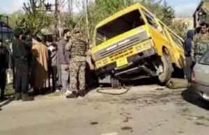 छात्रों से भरी एक कॉलेज बस हादसे का शिकार, एक छात्रा की मौत, 23 अन्य घायल