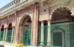 संभल में दरगाह शरीफ पर सरकारी जमीन पर कब्जे और अवैध वसूली का आरोप