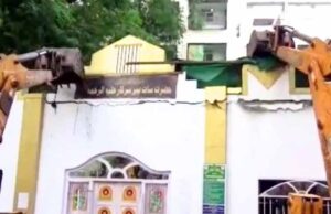 नाशिक के अवैध दरगाह पर चला नगर निगम बुलडोजर