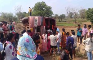 नारायणपुर में बस पलटने से कई यात्री घायल