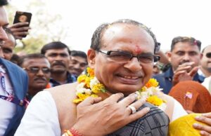 मंत्री शिवराज सिंह चौहान ने कन्नौद में हितग्राहियों को प्रधानमंत्री आवास के स्वीकृति पत्र वितरित किए और कई विकास कार्यों का भूमिपूजन-लोकार्पण किया