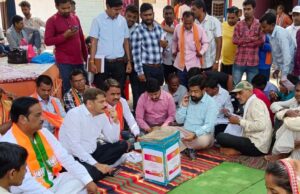 सुशासन तिहार 2025 :कलेक्टर और जिला पंचायत अध्यक्ष ने जमीन पर बैठकर ग्रामीणों से सीधा संवाद किया