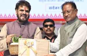 मुख्यमंत्री साय छत्तीसगढ़ खादी तथा ग्रामोद्योग बोर्ड के नवनियुक्त अध्यक्ष राकेश पांडेय के पदभार ग्रहण कार्यक्रम में हुए शामिल