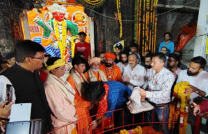MLA गोलू शुक्ला के बेटे रुद्राक्ष ने किया सरेंडर, पुजारी से पैर छूकर मांगी माफी; गाड़ी भी जब्त