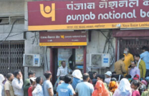 ग्वालियर में अमरनाथ यात्रा रजिस्ट्रेशन के लिए उमड़ी भीड़, बैंक में घुसकर कुर्सियां तोड़ी, पुलिस ने संभाला मोर्चा