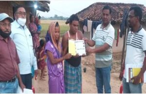 मनरेगा श्रमिकों को पानी पिलाकर कर रहे जीवन यापन दिव्यांग दम्पत्ति