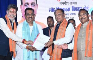 मुख्यमंत्री विष्णु देव साय लौह शिल्पकार विकास बोर्ड के नवनियुक्त अध्यक्ष के पदभार ग्रहण कार्यक्रम में हुए शामिल