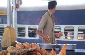 रेल यात्रियों की जेब पर पड़ेगा खानपान का बोझ, 16 की बजाए अब 20 रुपये में मिलेंगे दो समोसे