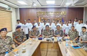 छत्तीसगढ़ के सुकमा में 22 नक्सलियों ने डाले हथियार, 16 लाख की इनामी नक्सली दंपत्ति भी शामिल