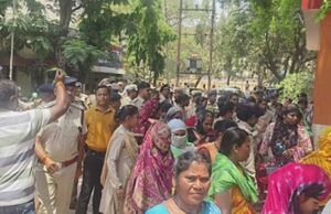 कार में बच्ची का शव मिलने से आक्रोशित लोगों ने किया थाने का घेराव, शव लेकर धरने पर बैठे परिजन