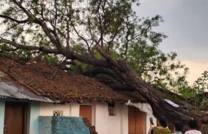 आंधी तूफान के साथ तेज बारिश