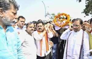 मुख्यमंत्री ने पहलगाम आतंकी हमले में दिवंगत दिनेश मिरानिया के पार्थिव शरीर को दिया कंधा