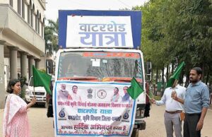 कलेक्टर मिश्रा ने धमतरी पहुंचे वाटरशेड रथ को दिखाई हरी झण्डी