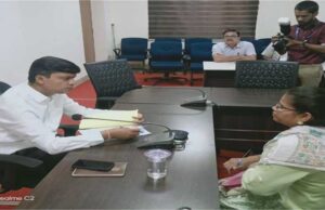 उज्जैन कलेक्टर ने जनसुनवाई में आए सभी लोगों की बातें ध्यान से सुनी और उनकी समस्याओं का निराकरण किया