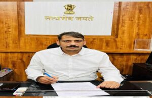 कलेक्टर गोपाल वर्मा और नगर पालिका अध्यक्ष ने घर-घर पहुंचकर सड़क निर्माण कार्य में सहयोग करने आग्रह किया
