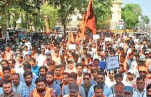 इंदौर भाजपा पार्षद का अनूठा प्रदर्शन पाकिस्तान और रॉबर्ट वाड्रा के डस्टबिन बनाकर ‘ किया थू-थू