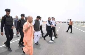 सीएम योगी ने किया गंगा एक्सप्रेसवे का निरीक्षण, हेलीकॉप्टर की हो सकेगी लैंडिंग
