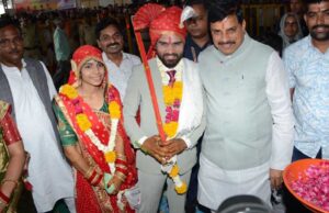 सामूहिक विवाह समारोह में CM मोहन यादव ने नव वर- वधु पर की फूलों की वर्षा