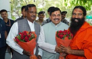 पतंजलि पीठ के योग गुरु स्वामी रामदेव सीएम से मुलाकात के लिए उनके निवास पर पहुंचे