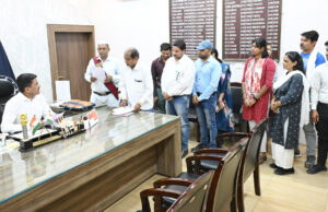 साप्ताहिक जनदर्शन में कलेक्टर ने सुनी लोगों की समस्याएं