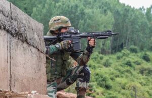 जम्मू-कश्मीर में LOC के पास घुसपैठियों के साथ मुठभेड़ के दौरान घायल हुए एक जवान की अस्पताल में मौत हो गई
