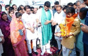 खाद्य मंत्री ने गुना जिले के ग्राम सागर में तालाब गहरीकरण में की सहभागिता