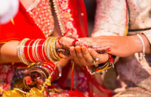 अशोकनगर में एक शिक्षक ने अपने से आधी उम्र की छात्रा को स्कूल से भगा कर कोर्ट मैरिज कर ली