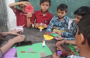 प्राचार्य ने बताए विद्यार्थियों को मोबाइल के दुष्प्रभाव, अखबार की रद्दी से थैलियां और मेंहदी के कोन