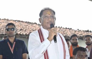 बच्चों से आत्मीयता से मिले, आंगनबाड़ी की व्यवस्थाओं का लिया जायजा