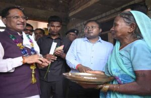 शासकीय योजना से मिले लाभों जानकारी लेने पीएमएवाई की लाभार्थी सोनाई बाई के घर पहुंचे सीएम साय