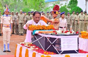 मुख्यमंत्री साय ने शहीद मेहुल भाई के पार्थिव शरीर को कंधा देकर दी अंतिम विदाई
