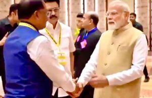 मुख्यमंत्री साय का थामा हाथ थामते हुए प्रधानमंत्री मोदी ने कहा – छत्तीसगढ़ की बात अभी बाकी है
