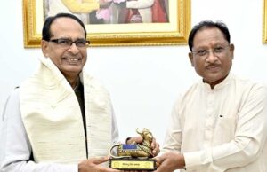 मुख्यमंत्री साय ने केंद्रीय मंत्री चौहान का छत्तीसगढ़ में स्वागत करते हुए, बस्तर आर्ट का प्रतीक चिन्ह व शॉल भेंट किया