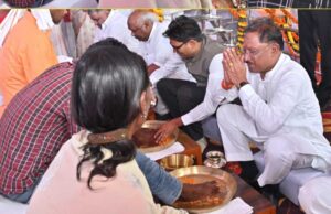 केंद्रीय मंत्री शिवराज सिंह, मुख्यमंत्री विष्णु देव साय और अन्य मंत्रियों ने पीएम आवास के हितग्राहियों के पाँव पखारे