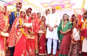 मंत्री राजपूत ने सपत्नीक विवाह समारोह में मांगलिक गीत पर किया नृत्य