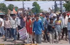 इछावर में 11 गांवों के किसानों ने नर्मदा लिंक परियोजना में अपने गांवों को शामिल करने की मांग को लेकर पैदल रैली निकाली